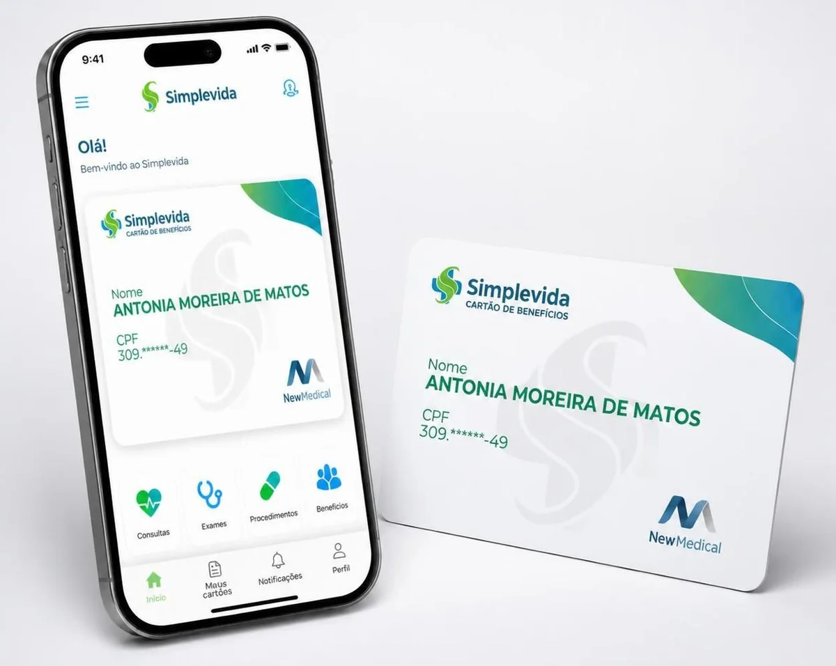 Celular com o cartão digital Simplevida no app e o cartão físico ao lado